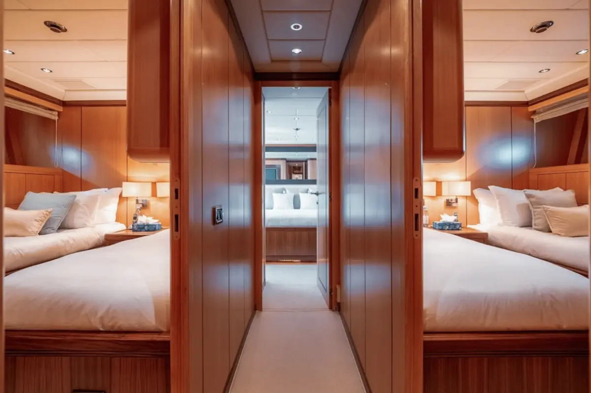 Mangusta 105, salon — Ibiza Yachts Hire, Ibiza